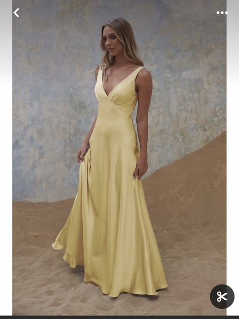 Empire Waistline Prom Dress, Yellow Dresses Bridesmaid, Day Dresses Formal, Fancy Long Dresses, Yellow Elegant Dress, Dress Inspo Formal, Yellow Bridesmaids Dresses, Lemon Bridesmaid Dresses, Empire Cut Dress