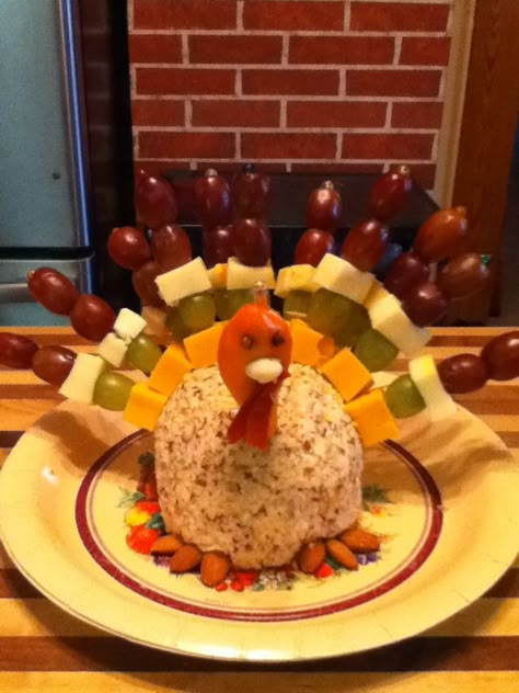 Cheeseball Turkey, Thanksgiving Cheeseball, Turkey Veggie Tray, Turkey Cheese Ball, Kid Friendly Thanksgiving, Thanksgiving Food Crafts, Thanksgiving Sweets, Thanksgiving Fruit, Thanksgiving Charcuterie