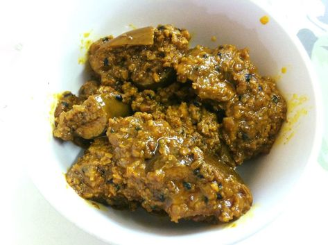 Learn how to make a traditional Punjabi mango pickle, which will keep well at room temperature for two years or more. A recipe video is also included. Mango Achar Recipes, Aam Ka Achar, Kurkuri Bhindi, Pickle Mango Recipe, Achar Recipe, Pickled Mango, Mango Recipe, Mango Pickle, Pickle Recipe