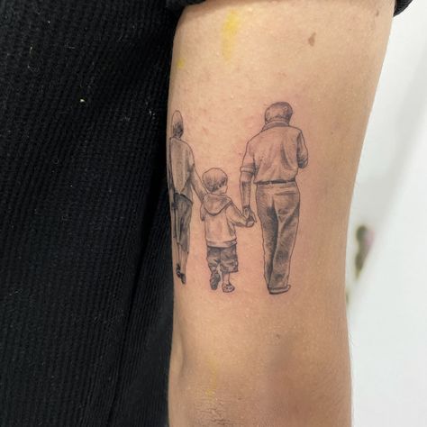 Tattoo Grandparents, Grandparent Tattoo, Grandparents Tattoo, Family Tattoo Ideas, Awareness Tattoo, Flower Thigh Tattoos, Losing People, Circle Tattoos, Family Tattoo