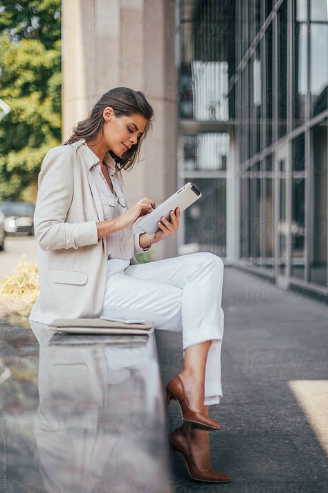 Lifestyle Photography Women, Business Portraits Woman, Professional Headshots Women, Business Portrait Photography, Headshots Women, Brand Photography Inspiration, Look Office, Corporate Portrait, Business Photoshoot