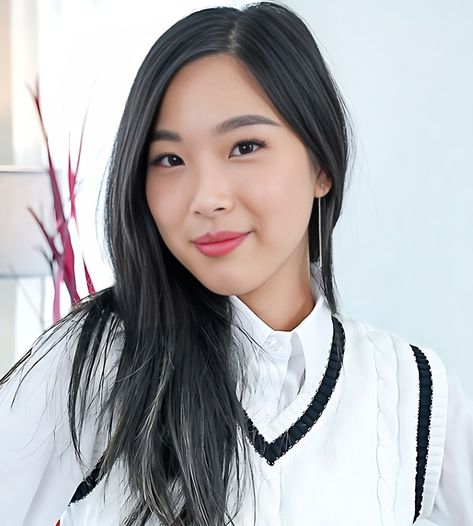 Elle Lee, Aesthetic Asian, Celebrity Actress, Model Selfie, Women Aesthetic, Asian Skincare, Fashion Landscape, Natural Women, Asian Celebrities