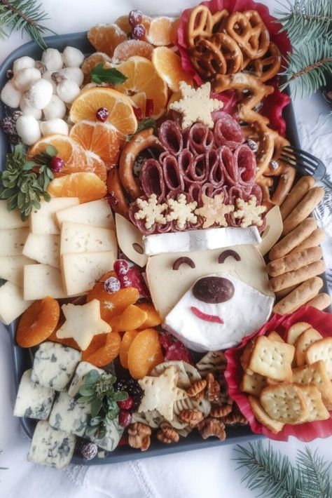 A creative Christmas reindeer charcuterie board featuring brie cheese shaped as a reindeer’s head, decorated with olives, salami, nuts, and festive garnishes like rosemary sprigs, pretzels, and cranberries. Charcuterie Board Party Christmas, Reindeer Charcuterie Board, Charcuterie Board Ideas Christmas, Food Board Ideas, Christmas Charcuterie Board Ideas, Party Hosting Ideas, Charcuterie Business, Healthy Christmas Snacks, Holiday Charcuterie