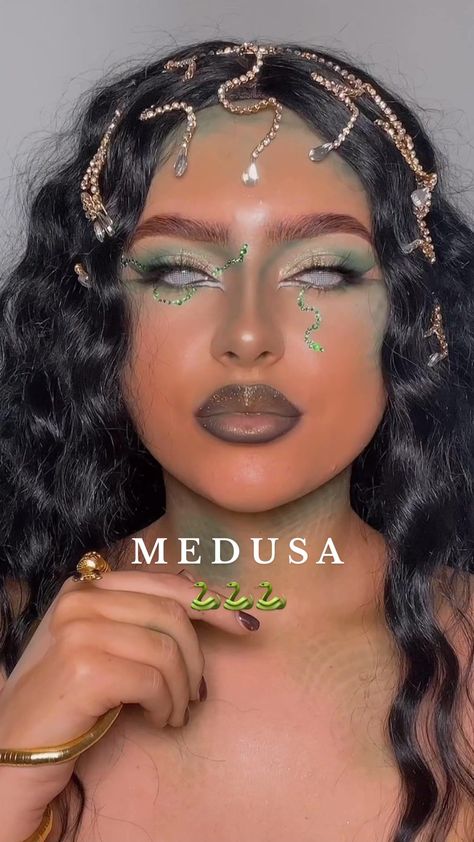 Madussa Halloween Makeup, Medusa Makeup Halloween Simple, Medusa Inspired Makeup, Medusa Halloween Costume Ideas, Medusa Makeup Look, Martian Makeup, Snake Makeup Look, Medusa Makeup Halloween, Medusa Makeup Ideas