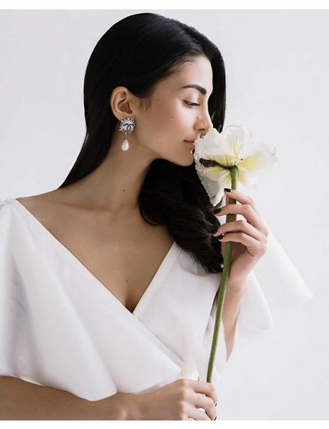 Mode Editorials, Flower Photoshoot, Minimalist Wedding Dresses, Preowned Wedding Dresses, Fun Wedding Photography, Bridal Shoot, Branding Photoshoot, Creative Portraits, Wedding Dress Inspiration