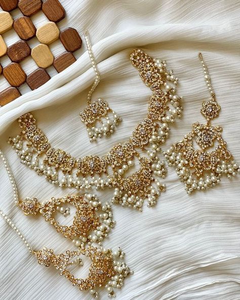 Desi Gold Jewellery, Nikkah Jewellery, Nikkah Jewelry, Unique Gold Jewelry Designs, Bridal Jewelry Sets Brides, Wedding Jewelry Sets Bridal Jewellery, Bridal Jewellery Inspiration, Pakistani Bridal Jewelry, Indian Wedding Jewelry Sets