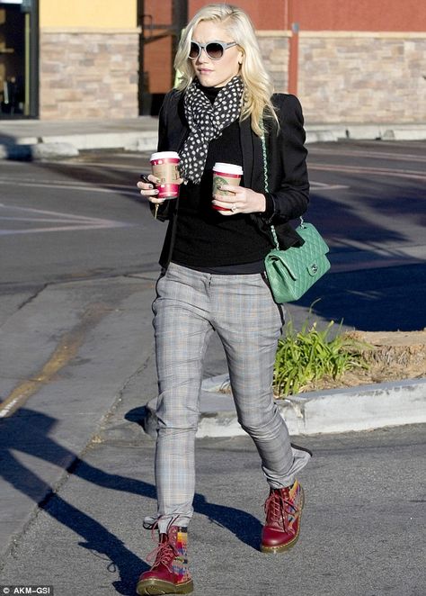 Stylish star: Gwen carried two Starbucks hot drinks in hand and dressed sharply Purse Chanel, Look 80s, Celebrity Smiles, Gwen Stefani Style, Chelsea Handler, Emmanuelle Alt, Celebrities Fashion, Miroslava Duma, Stella Jean