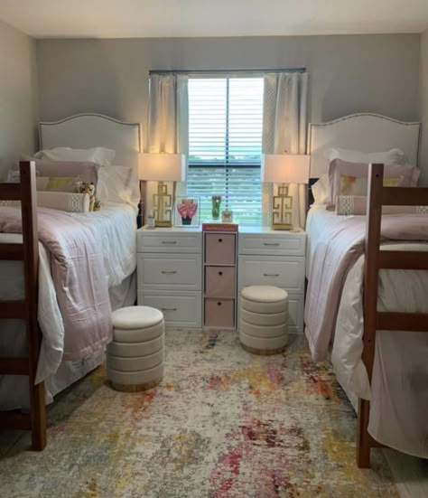 Baylor Dorm, Pink Dorm Room Decor, Pretty Dorm Room, Roommate Rooms, College Dorm Room Inspiration, Dream Dorm Room, Freshman Dorm, Dorm Room Styles, Pink Dorm