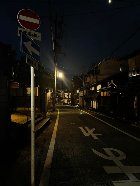 Japanese Night Aesthetic, Japanese Alleyway, Seoul Vibe, Nighttime Aesthetic, City Scenery, Japanese Restaurant Design, City Rain, Black Butterflies, Japan Street