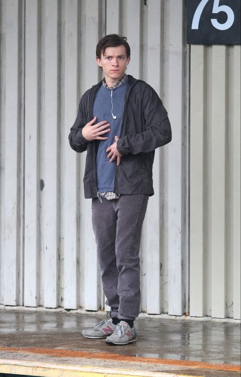 Peter Parker Outfit Ideas, Peter Parker Outfit, Outfit Ideas Male, Parker Outfit, Outfit Inspired, Blue Jumper, Peter Parker, Tom Holland, Outfits Ideas