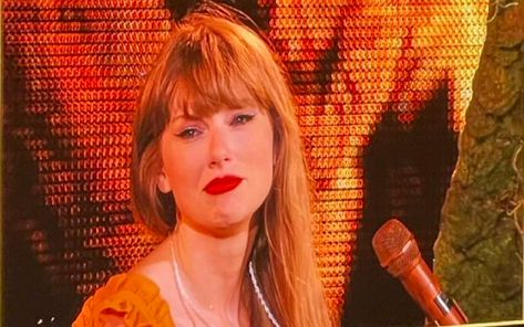 Bookmarks / Twitter Taylor Swift Crying, Taylor Swift Fotos, Truth And Dare, Taylor Swift Red, Taylor Swift Videos, Long Live Taylor Swift, Swift 3, Live Taylor, Heart Eyes