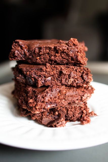 37 calorie brownies... and no, I'm not kidding. | broma bakery Low Calorie Brownies, Broma Bakery, Thm Desserts, Low Calorie Desserts, Oreo Dessert, Think Food, No Calorie Foods, Healthy Sweets, Chocolate Brownies