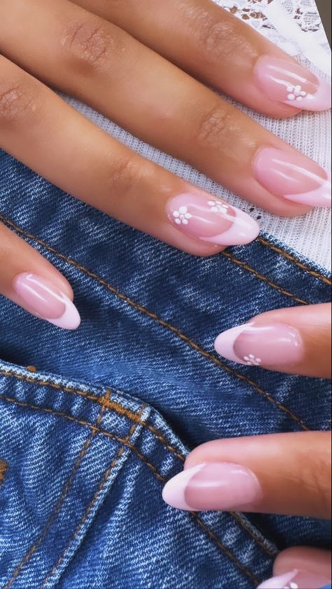 Natural Nails Designs French Tip, Colorful French Tip Nails With Flowers, French Tip Nails With White Flowers, Simple Nail Designs With French Tip, Flower Natural Nails, Pink French Tips Design, French Tip Nails With Pink Flowers, Light Pink French Tip Nails With Flowers, White French Tips With Blue Flowers