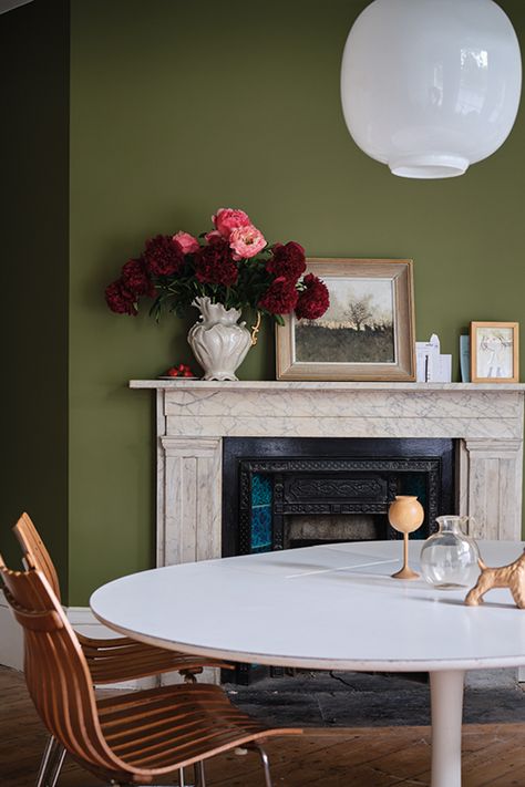 Find out the paint colors that have been chosen as the 2020 color of the year by Benjamin Moore, Sherwin Williams and Behr. There's pink, grey, blue, green and yellow...so lots of choice for home paint colors that will update your room decor with the latest color trends. #fromhousetohome #paintcolors #colortrends Free Wallpaper Samples, Farrow Bal, Sap Green, Wooden Window Frames, Trending Paint Colors, Farrow And Ball Paint, Farrow And Ball, Green Walls, Metallic Wallpaper