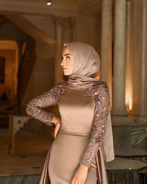 SENA SEVER on Instagram: “I see weddings and celebrations are on the way 🌝 So how can I find the best mask for my outfit? Pff... Düğünler, nişanlar, kınalar…” Dress Muslim Modern, Hijab Design, Baju Kahwin, Islamic Fashion Dresses, Hijab Dress Party, Muslim Evening Dresses, Hijab Evening Dress, Soiree Dresses, Hijab Abaya