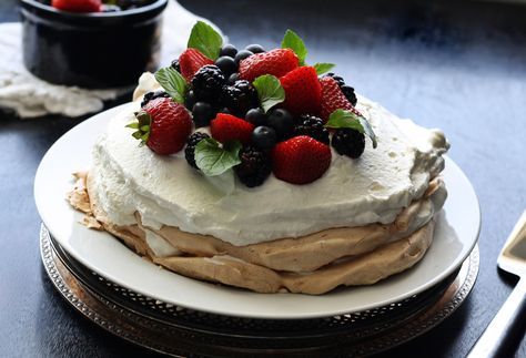 Typical Australian Food, Australian Christmas Desserts, Australian Pavlova Recipe, Australian Desserts, Pavlova Cake, Aussie Food, Meringue Recipe, Fairy Bread, Fresh Fruit Recipes