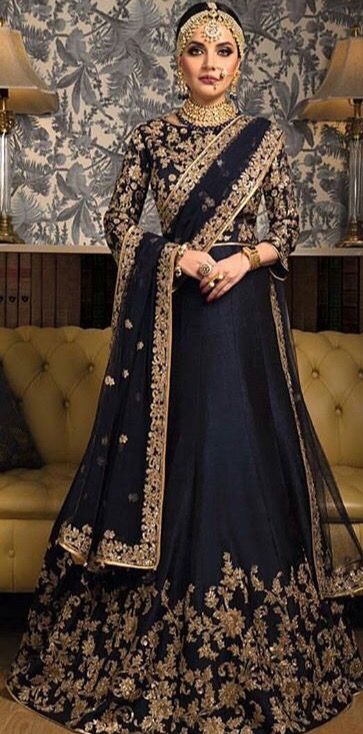 Regal looking navy blue and gold Indian bridal outfit #goldjewelry #makeup #smokeyeye Navy Blue And Gold, Bridal Outfit, Salwar Kamiz, Desi Clothes, Indian Bridal Dress, Indian Bridal Wear, Indian Bridal Fashion, Ghagra Choli, Indian Bridal Outfits