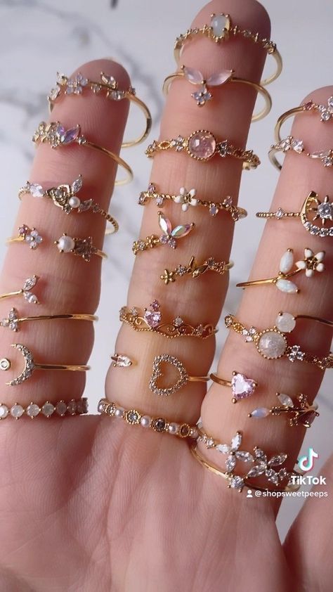 Simplistic Jewelry, خواتم خطوبة, Hand Jewelry Rings, Jewelry Hacks, Pretty Jewelry Necklaces, Fancy Jewellery Designs, Jewelry Accessories Ideas, Girly Accessories, Jewelry Fashion Trends