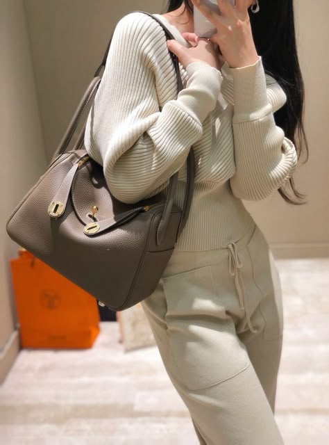 Lindy Bag Outfit, Mini Lindy Hermes Outfit, Hermes Lindy 26 Outfit, Hermes Outfits Women, Hermes Bag Outfit, Hermes Lindy Bag, Hermes Lindy 26, Lindy 26, Hermes Lindy