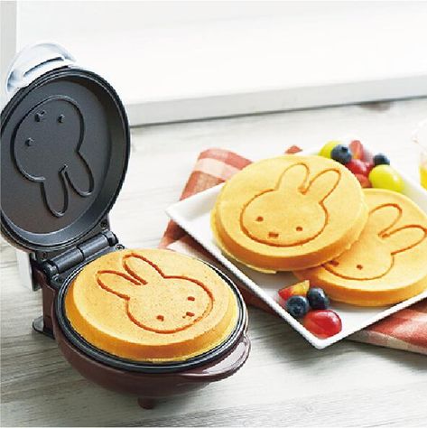 Kitchen Kawaii, Pancake Cake, Pancake Maker, Kawaii Cooking, Face Pattern, Bread Recipes Sweet, Cake Makers, Hot Plate, Waffle Iron