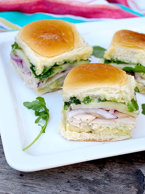 Turkey Arugula Sandwich, Turkey Finger Sandwiches, Arugula Sandwich Recipes, Mini Turkey Sandwiches For Parties, Turkey Pesto Sliders, Turkey Provolone Sandwich, Mini Sandwich Recipes, Cold Turkey Sliders, Yummy Sandwiches For Lunch