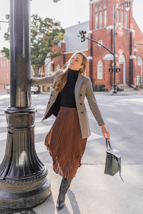 Brown Pleated Skirt Outfit, Midi Skirt Outfit Spring, Pleated Skirt Outfit Ideas, Pleated Midi Skirt Outfit, Brown Skirt Outfit, January Outfits, Black Pleated Midi Skirt, Spring Skirt Outfits, Pleated Skirt Outfit