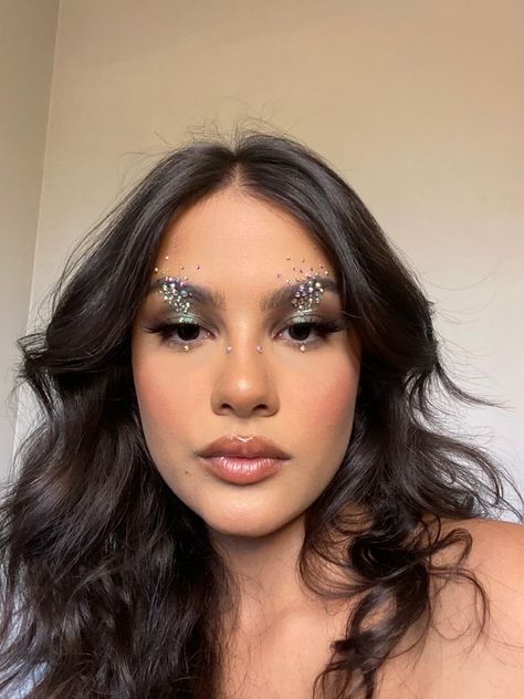 Edc Makeup, Alien Makeup, Fashion Outfits Dresses, Rhinestone Makeup, Rave Makeup, Outfits Dresses, Glamorous Makeup, Creative Makeup Looks, Festival Makeup