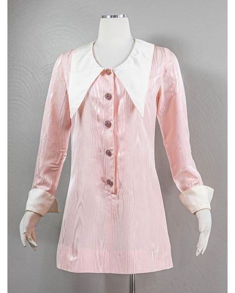 The_Romantiquary on Instagram: "Sold: This fun and funky 60s pastel pink mini dress is now available. The dress has a very large dagger collar and matching cuffs. It snaps up the front with lovely faux pink rhinestone buttons down the font. The dress fits closet to a size medium with a 37” bust you can find the full info through the link in my bio. . . . . . . . . #daggercollar #discoqueen #1970s #psychedelicfashion #vintagebarbie #vintagewidelegpants #vintagepartydress #valintinesday #60sset # Dolly Girl Fashion 60s, Pink Mod Dress, 1960s Pink Dress, Pink 60s Dress, 60s Babydoll Dress, 60s Fancy Dress, 60s Coquette, 60s Mod Dress, 80s Inspired Outfits