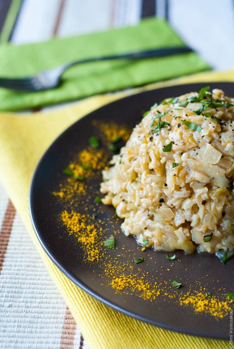 A Greek style risotto, with cabbage and a touch of curry powder to give it an exotic flair. A great meatless weeknight meal that’s inexpensive and very easy to make (no endless stirring involved). Curried Cabbage, Greek Cabbage, Curry Cabbage, Rice Risotto, Curry Easy, Cabbage Rice, Vegetarian Main Course, Vegan Sides, Grain Foods