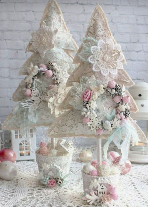 Shabby Chic Christmas Trees, Shabby Christmas Tree, Shabby Christmas Decor, Pink Christmas Decorations Diy, Shabby Chic Christmas Diy, Shabby Chic Weihnachten, Vintage Lace Crafts, Shabby Chic Fall Decor, Shabby Chic Christmas Decor