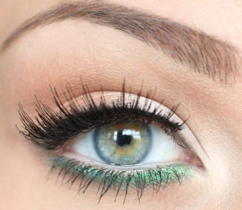 Colored eyeliner bottom lid Extreme Make-up, Make Up Diy, Eyebrow Trends, Green Eyeliner, Neutral Eyes, Eyeliner Styles, Smink Inspiration, Makijaż Smokey Eye, Beauty Make-up