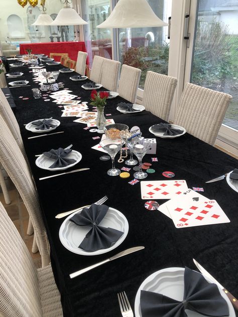 Vintage Vegas Party, Poker Party Ideas Food, Mystery Party Game, Casino Birthday, Las Vegas Party, Casino Theme Party Decorations, Tea Party Table, Casino Party Decorations, Poker Party