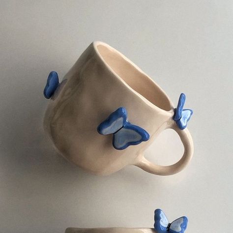 winnie ceramics on Instagram: "butterflies everywhere!🦋💙   • • #handmadeceramics #ceramicmug #mugsofinstagram #cutemug #mugsmugsmugs #handmademug #coffeelover #coffeetime" Butterfly Ceramics, Ceramic Butterfly, Butterfly Mug, Pottery Inspo, Pretty Mugs, Ceramic Ideas, Pottery Ideas, Clay Ceramics, Pottery Mugs