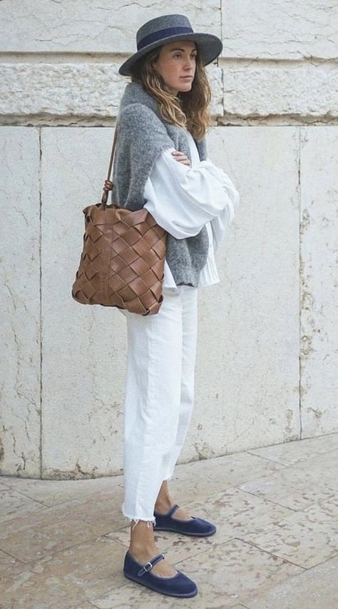 Streetstyle Summer 2023, Flabelus Outfit, Look Casual Primavera, All Cream Outfit, Mallorca Outfit, Street Style Inspiration, White Pants, Outfits Casuales, Daily Outfits