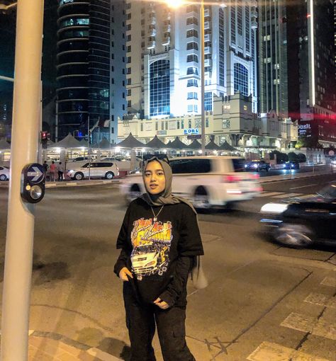 Black tee outfit Baggy Tshirt Outfit Oversized Tee, Black Oversized Tshirt Outfit, Tshirt Outfit Oversized, Black Tee Outfit, Baggy Tshirt Outfit, Oversized Tshirt Outfit, Baggy Tshirt, Outfit Muslim, Tshirt Outfit