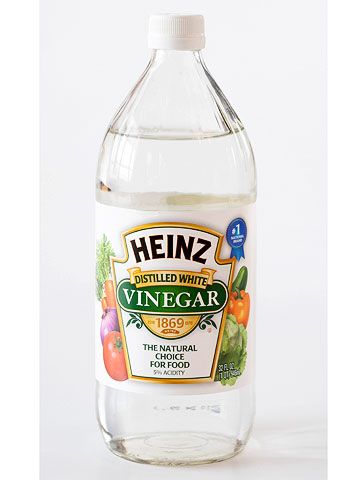 I went home and was pumped (takes a lot to get me excited huh) to mix 1 cup vinegar with 3 cups water. Instantly, I sprayed it on the nearby counter and stovetop to see if this stuff would actually work. Vinegar Uses, Vinegar Cleaning, Homemade Cleaning Products, Natural Cleaners, Distilled White Vinegar, Household Cleaning Tips, Cleaning Recipes, Diy Cleaners, Cleaners Homemade