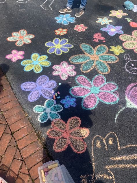 summer chalk draw flowers Things To Do During Holidays, Spring Chalk Art, Aesthetic Chalk Art, Chalk Aesthetic, Summer Chalk Art, Chalk Wall Ideas, Chalk Flowers, Easy Chalk Drawings, Summer Notes