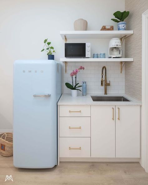 The Best Small Kitchenette Design Ideas - Decoholic Turning A Closet Into A Kitchenette, Small Kitchennete Modern, Kitchenette In Closet, Tiny Home Kitchenette, Game Room Kitchenette, Kitchenette In Bedroom, Kitchenette With Laundry, Minimalist Kitchenette, Small Kitchenette Design