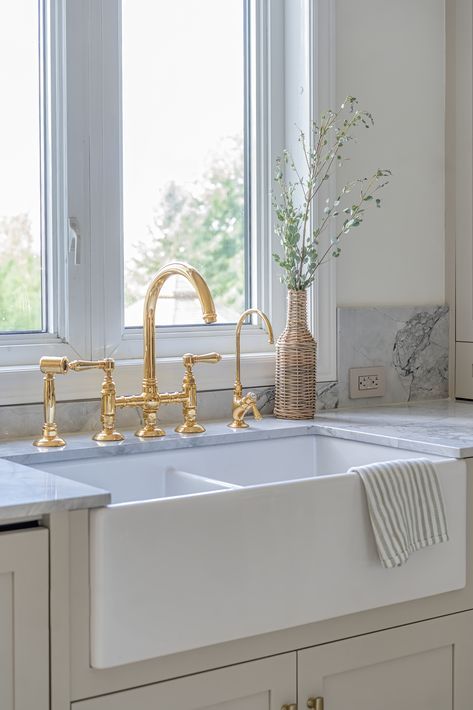 Farmhouse Sink With Gold Hardware, Vintage Brass Kitchen Faucet, Large Farmhouse Sink Kitchen, Golden Kitchen Sink, Silver Sink With Gold Faucet, Deep Farmhouse Sink, Gold Kitchen Faucet Farmhouse Sinks, Vintage Kitchen Sink Faucet, Farmhouse Sink Gold Faucet