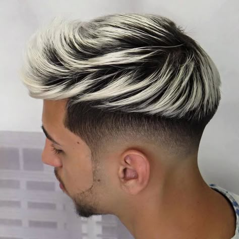 Mechas platinadas para hombre ¿Como hacerlas? ¿Que estilo llevar? Men Blonde Highlights, Drop Fade Haircut, Dyed Hair Men, Blonde Haircuts, Beard Hairstyle, Men Hair Color, Men Haircut Styles, Cool Hairstyles For Men, Corte De Cabelo Masculino