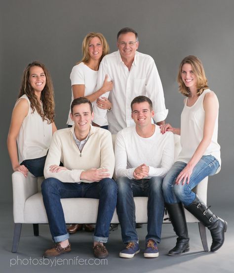 Family Portrait Indoor, Family Portrait Outfits Studio, Family Photo Studio Ideas, Family Pictures Indoor, Adult Family Poses, Holiday Family Pictures, Adult Family Photos, Indoor Family Photos, Large Family Portraits