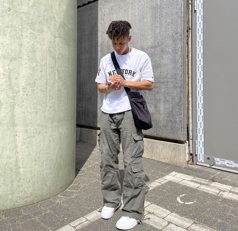 Gray Cargo Pants Outfit, Grey Cargo Pants Outfit, Boyfriend Clothes, Cargo Pants Outfit Men, Fits For Guys, Mens Fits, Mens Cargo Pants, Cargo Outfit, Guy Fits