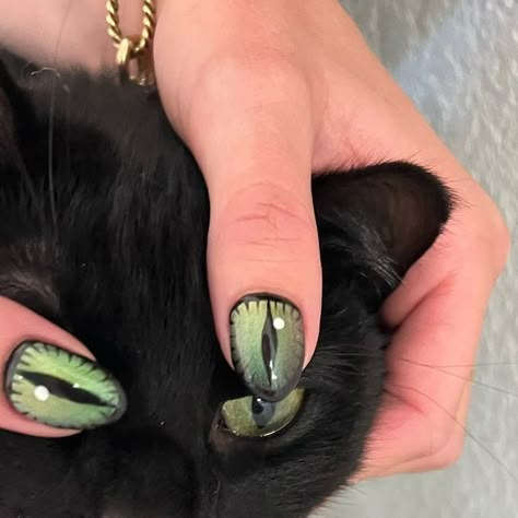 Spooky Cat Nail Art, Cat Nails Halloween, Eye On Nails, Snake Eye Nails, Cat Eye Nails Halloween, Eyes Nails Design, Eye Halloween Nails, Cats Eyes Nails, Eyeball Nail Art