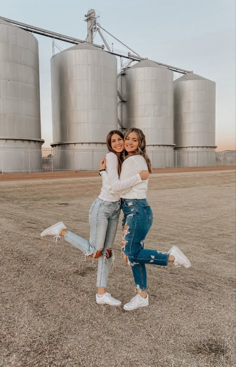 2 Friend Photo Ideas, Poses For Picture With Best Friend, Picture Pose With Best Friend, Two Bestie Pose Ideas, Best Friends Poses Photography, Photo Poses Two Friends, Poses Idea With Bestie, Cute Poses With Sister, Pose For Friends Photoshoot