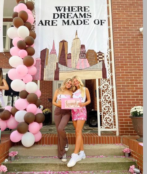 Sorority Bid Day Banner, Bid Day Signs For New Members, Nyc Bid Day Theme, Phi Mu Bid Day, Bid Day Themes Sorority, Unique Bid Day Themes, Sorority Recruitment Decorations, Sorority Bid Day Themes, Recruitment Decorations