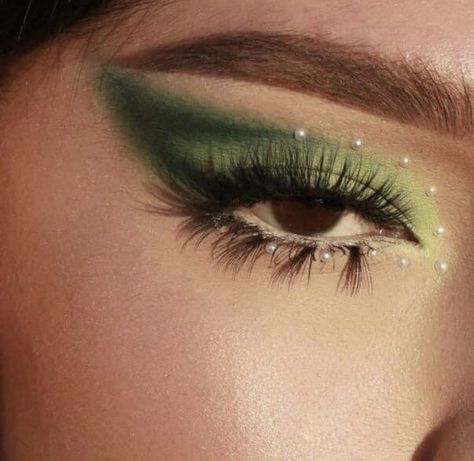 Vine Eye Makeup, Green Sparkly Makeup, Green Fairy Makeup Looks, Make Up Verde, Makeup Verde, Green Eye Makeup, Concert Makeup, Rhinestone Makeup, Graphic Makeup