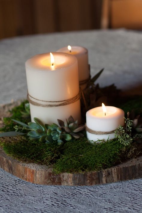 Wood slice centerpiece // candle // moss Wood Slice Centerpiece, Wedding Table Centerpieces Diy, Wedding Candles Table, Table Centerpieces Diy, Tafel Decor, Wedding Floral Centerpieces, Rustic Wedding Flowers, Candle Table, Rustic Centerpieces