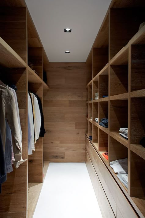 Comment on n'est pas parvenu à trouver la place sur nos plans?! Faut encore bosser... Ideas De Closets, Walking Closet, Walk In Closet Design, Australian Interior Design, Walk In Robe, Interior Design Awards, Dream Closets, Room Closet, Walk In Wardrobe