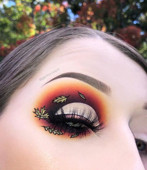 ✨🍂 GOLD LEAF 🍁✨ A pic outside?!? With flash?!? Don’t know her ✋🏻😂 but fr tho the fall leaves look so beautiful this time of year I couldn’t… Fall Graphic Liner, Fall Leaves Makeup, Autumn Makeup Art, Fall Leaves Makeup Looks, Fall Leaf Makeup Looks, Thanksgiving Makeup Look, Pumkin Makeup Eye, Thanksgiving Makeup Looks, Thanksgiving Makeup