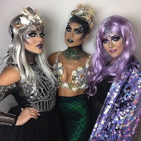 Squad goals: Perrie was joined by some equally dressed flamboyant pals for the night... Zombie Mermaid Costume, Haunted Ship, Siren Costume, Mermaid Halloween Costumes, Dark Mermaid, Mermaid Parade, Mermaid Halloween, Ren Fest, Duo Halloween Costumes